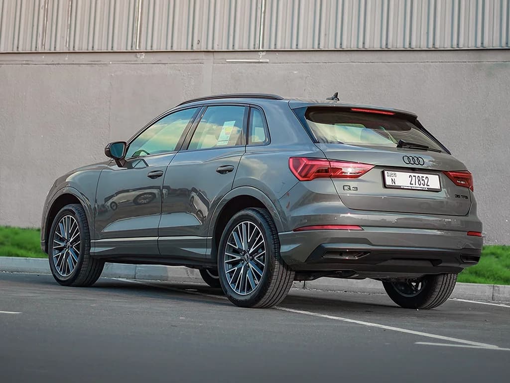Audi Q3 view 3