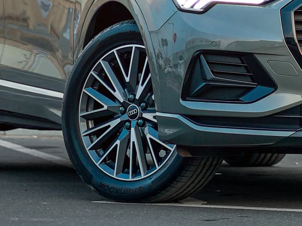Audi Q3 view 4