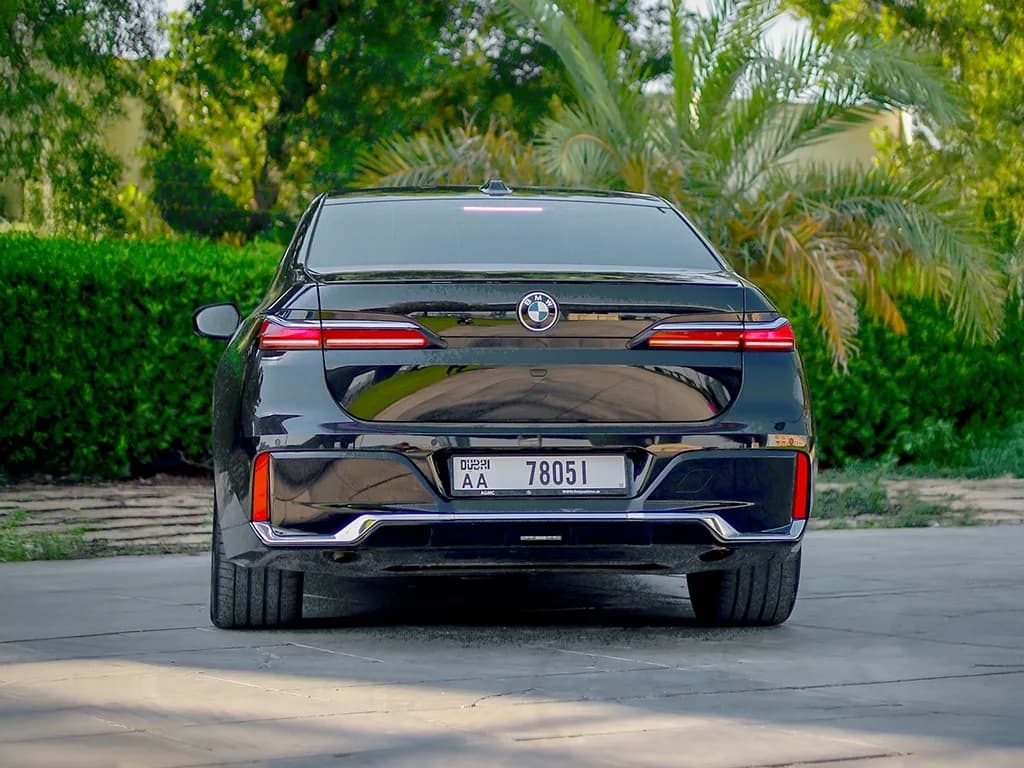 BMW 735i 2024 — photo 3 of 8