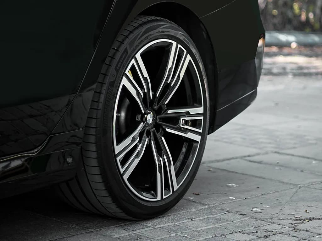 BMW 735i 2024 — photo 6 of 8