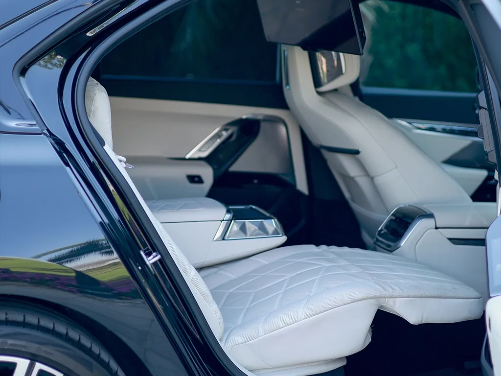 BMW 735i 2024 — photo 7 of 8