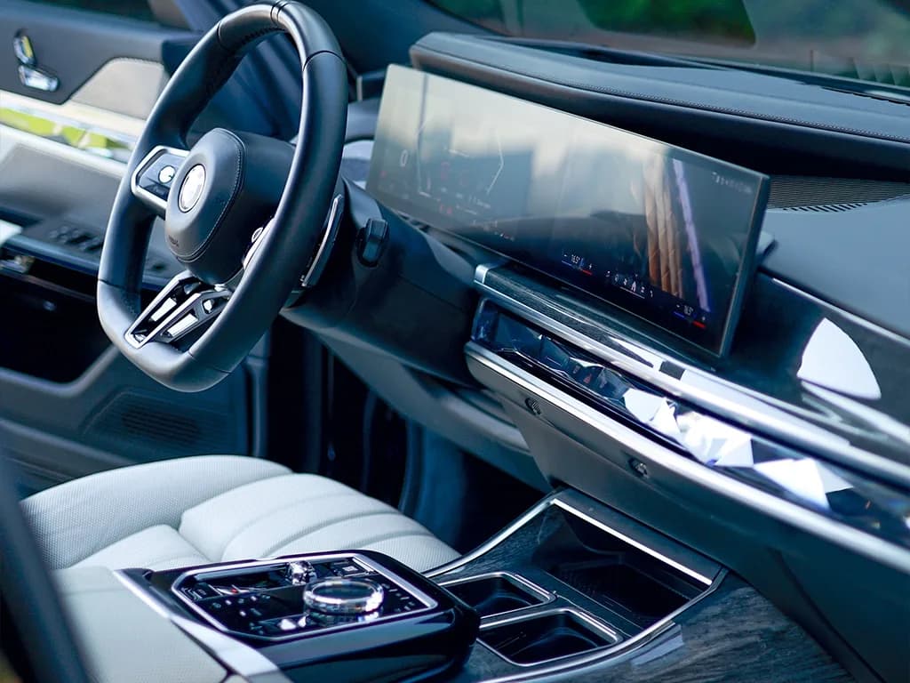 BMW 735i 2024 — photo 8 of 8