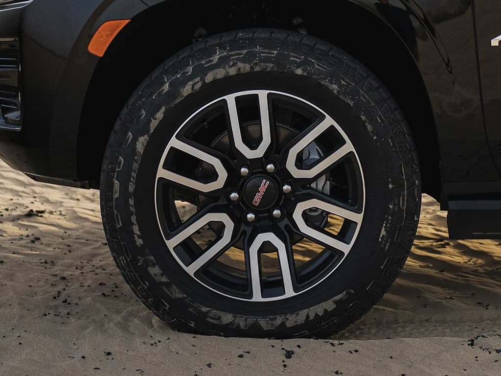 GMC Yukon — photo 7 of 7