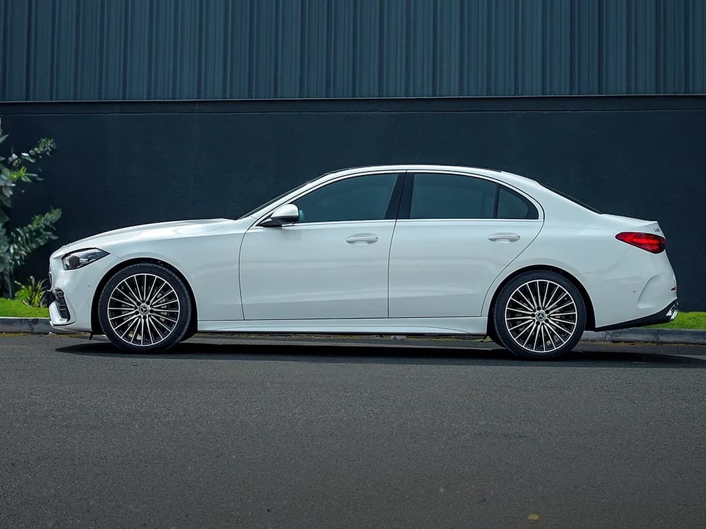 Mercedes Benz C200 2024 — photo 2 of 7