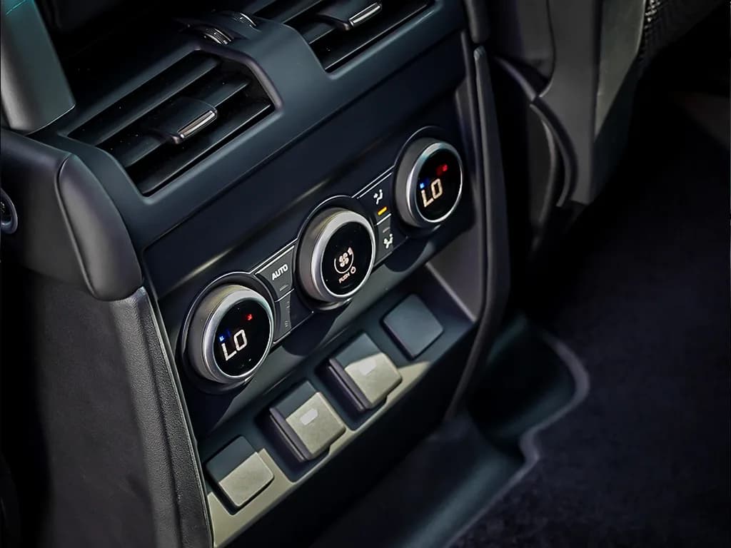 Land Rover Defender 130  view 5
