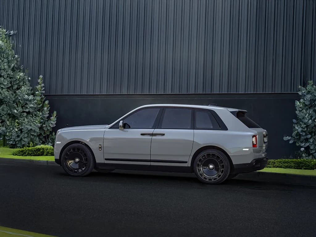 Rolls Royce Cullinan Black Badge view 2