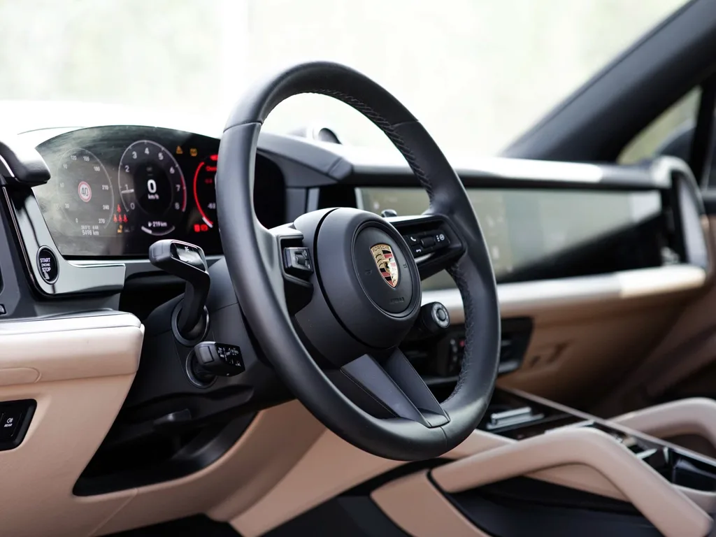 Porsche Cayenne — photo 5 of 6