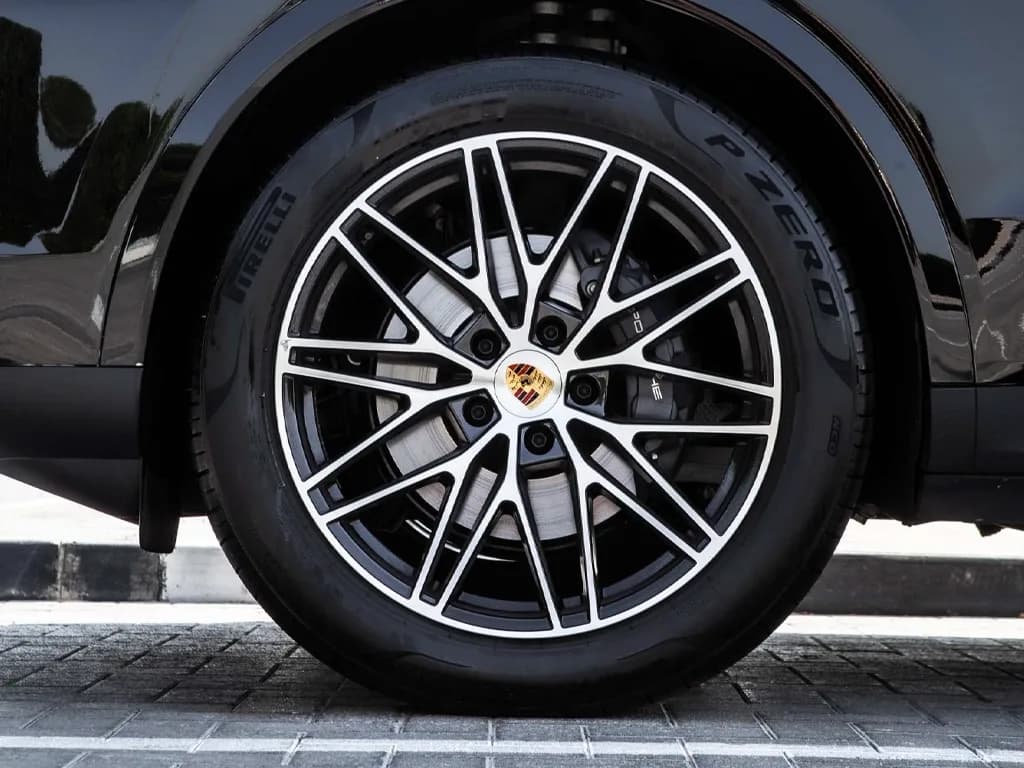 Porsche Cayenne — photo 6 of 6