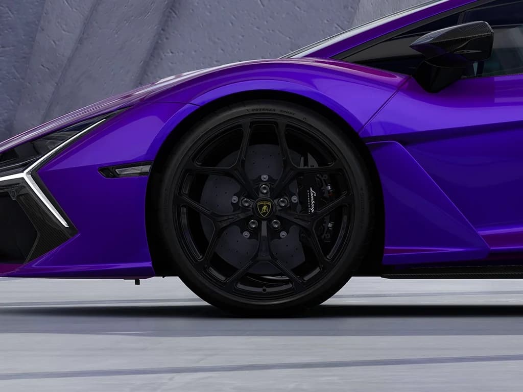  Lamborghini Revuelto view 5